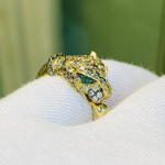 Золотое кольцо пантера с изумрудом и бриллиантами