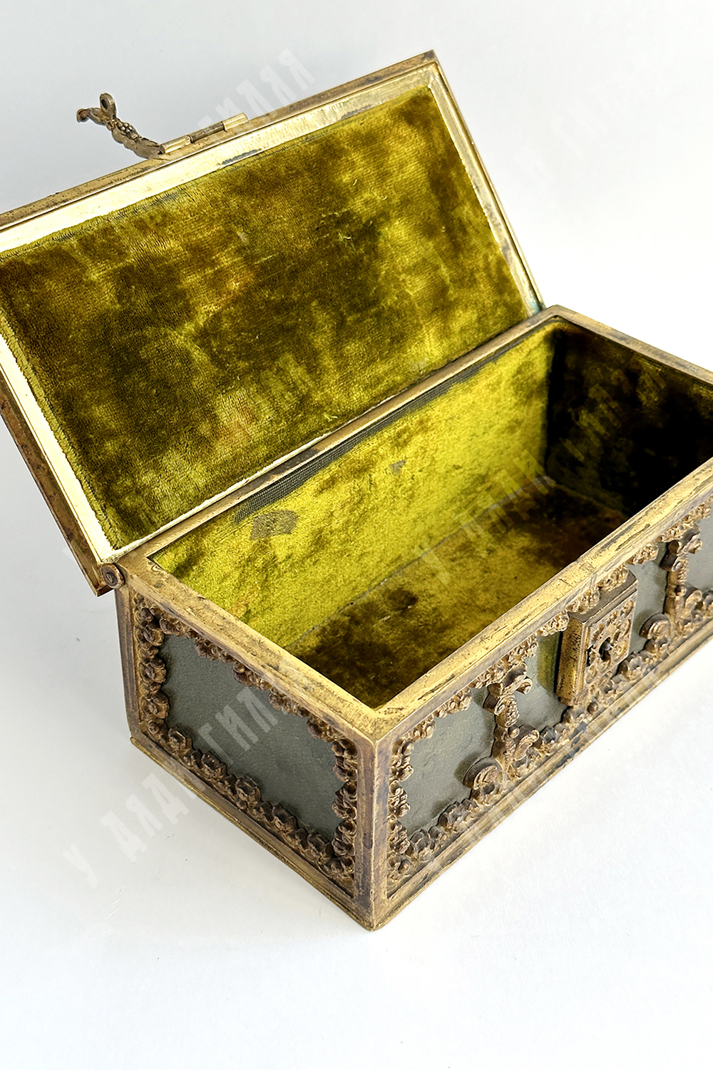 [Erhard & Sőhne] Шкатулка для драгоценностей в югендстиле. Кожа, латунь, бархат. Германия.