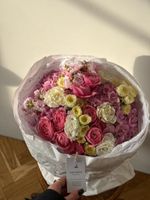 Букет из кустовых пионовивидных роз, лизиантуса, маттиолы, гортензии и диантусов