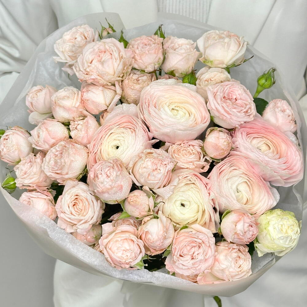 «Пудреница» букет из ранункулюсов и кустовой пионовидной розы