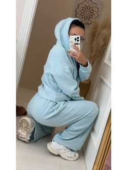 Спортивный костюм на весну с капюшоном