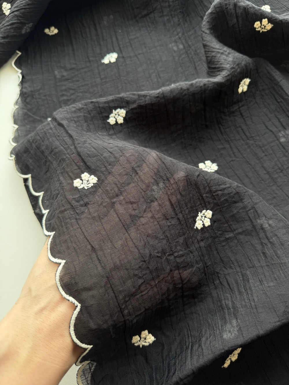 Вышивка (на чёрной жатой органзе)