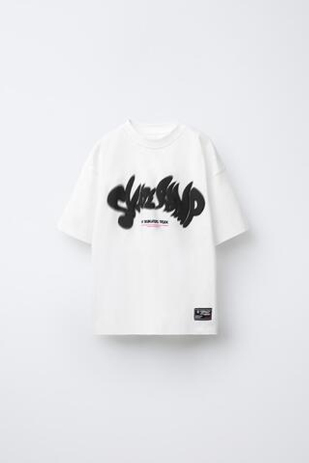 ZARA ФУТБОЛКА С ПРИНТОМ «ГРАФФИТИ» И НАШИВКОЙ, ЖЕЛТОВАТО-БЕЛЫЙ