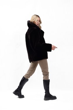 Куртка женская "Косуха" из натурального меха мутон, коричневый