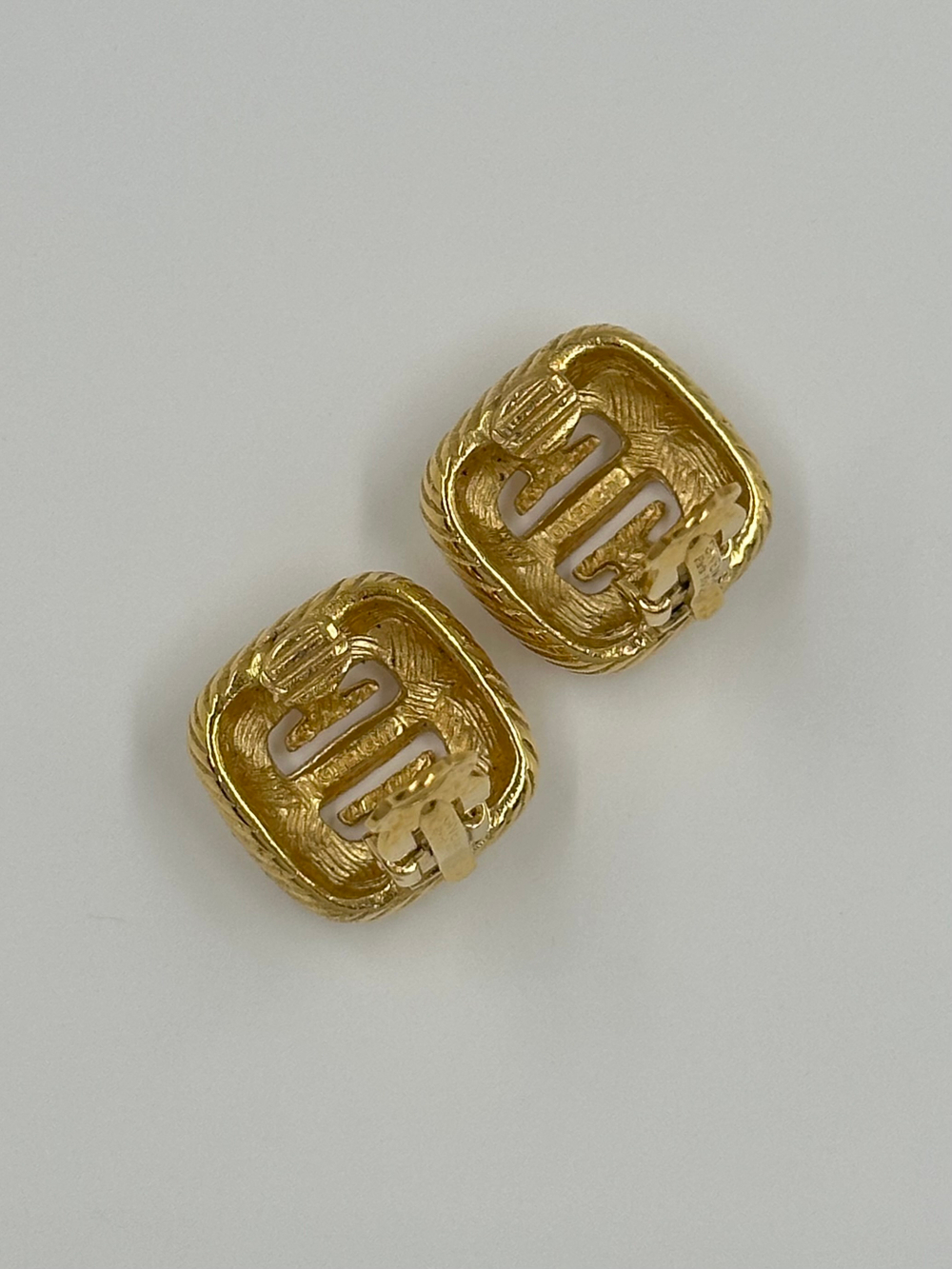 Миниатюрные клипсы с лого Givenchy