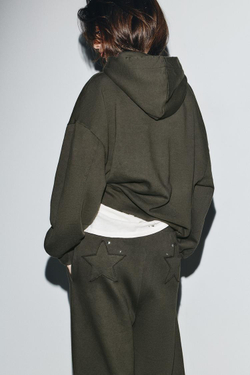 ZARA ТОЛСТОВКА С ЭФФЕКТОМ ПОТЕРТОСТИ, ЗВЕЗДАМИ И ЗАКЛЕПКАМИ, ТЕМНО-КОРИЧНЕВЫЙ