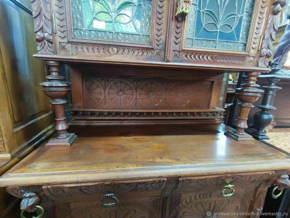 Старинный буфет с витражами
