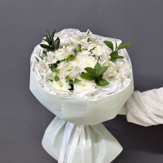 Букет из альстромерий, рускуса и хризантем