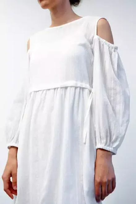 Платье с кулиской мини с открытыми плечами из белого шитья