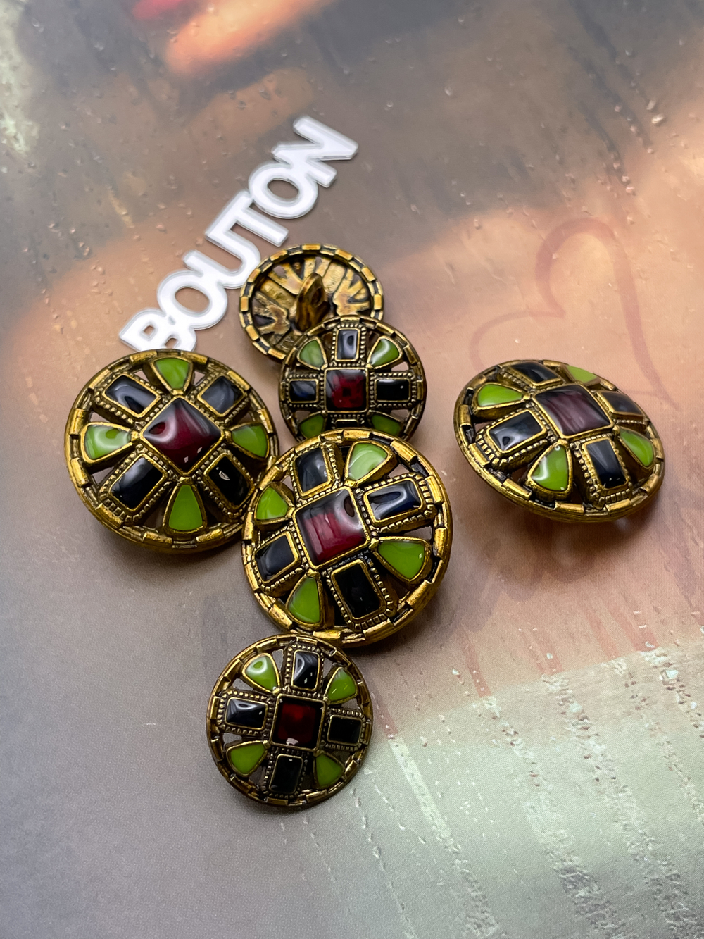 Пуговицы бронзовый металл с красной и зеленой эмалью и квадратными деталями