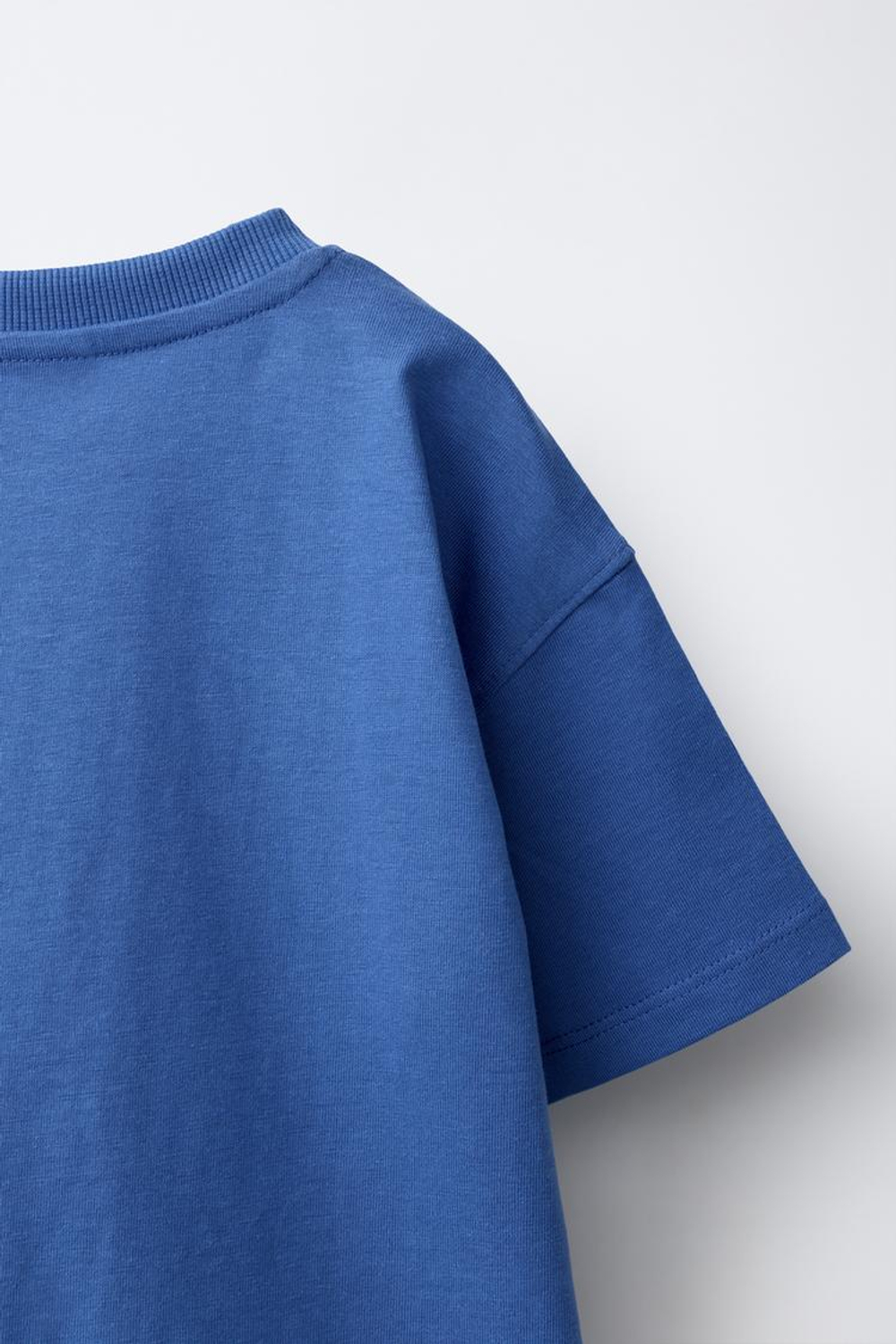 ZARA ФУТБОЛКА С ПРИНТОМ, ЯРКО-СИНИЙ