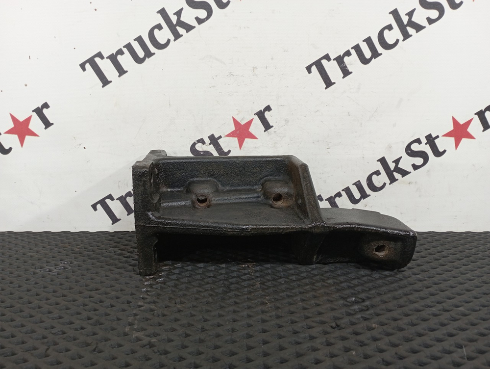 Кронштейн бампера переднего правый 2016г.