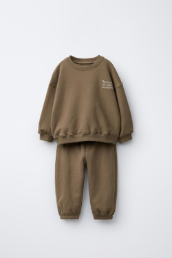 ZARA КОМПЛЕКТ ИЗ ТОЛСТОВКИ И БРЮК-ДЖОГГЕРОВ С ВЫШИТОЙ НАДПИСЬЮ, ХАКИ