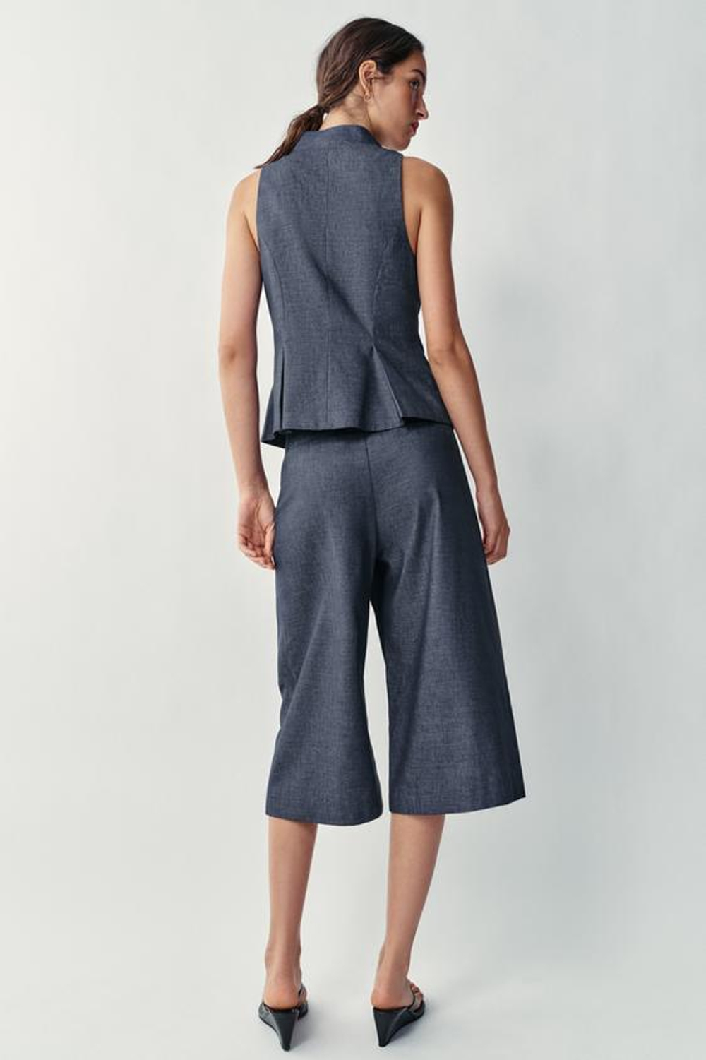 ZARA УДЛИНЕННЫЕ ШОРТЫ ИЗ ЛЬНА С ПУГОВИЦАМИ, ИНДИГО
