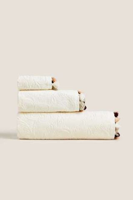ZARA HOME ЖАККАРДОВОЕ ПОЛОТЕНЦЕ С КИСТОЧКАМИ, СЛОНОВАЯ КОСТЬ