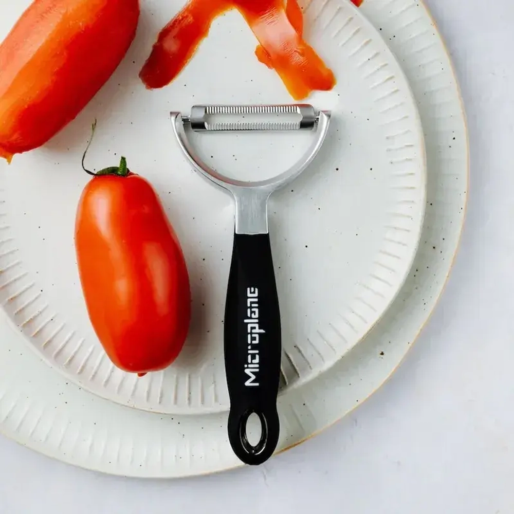 Microplane Горизонтальная овощечистка Y зубчатая черная
