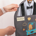 Детский чехол с карманами 80х50. Львенок в машине