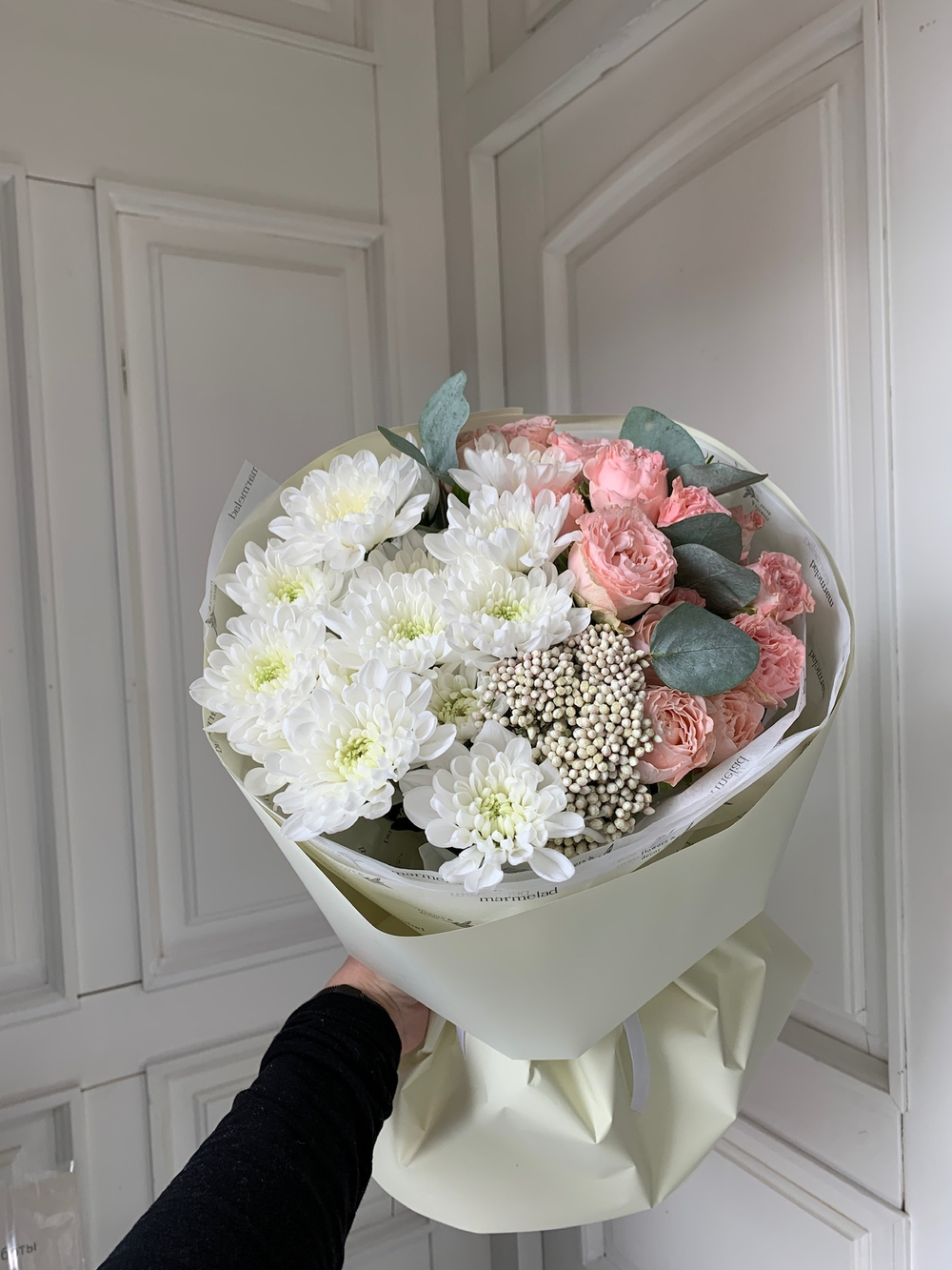 Букет из хризантем и кустовых пионовидных роз