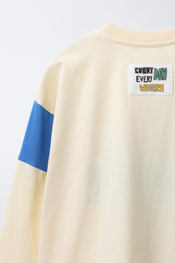 ZARA ФУТБОЛКА С ВОЛНИСТЫМ ТЕКСТОВЫМ ПРИНТОМ, ЭКРЮ