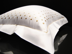 Наволочка 40х60 Christian Fischbacher Luxury Nights Dancing Squares 560 золотая Швейцария