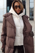 Пуховик с акцентным капюшоном и трикотажными вставками