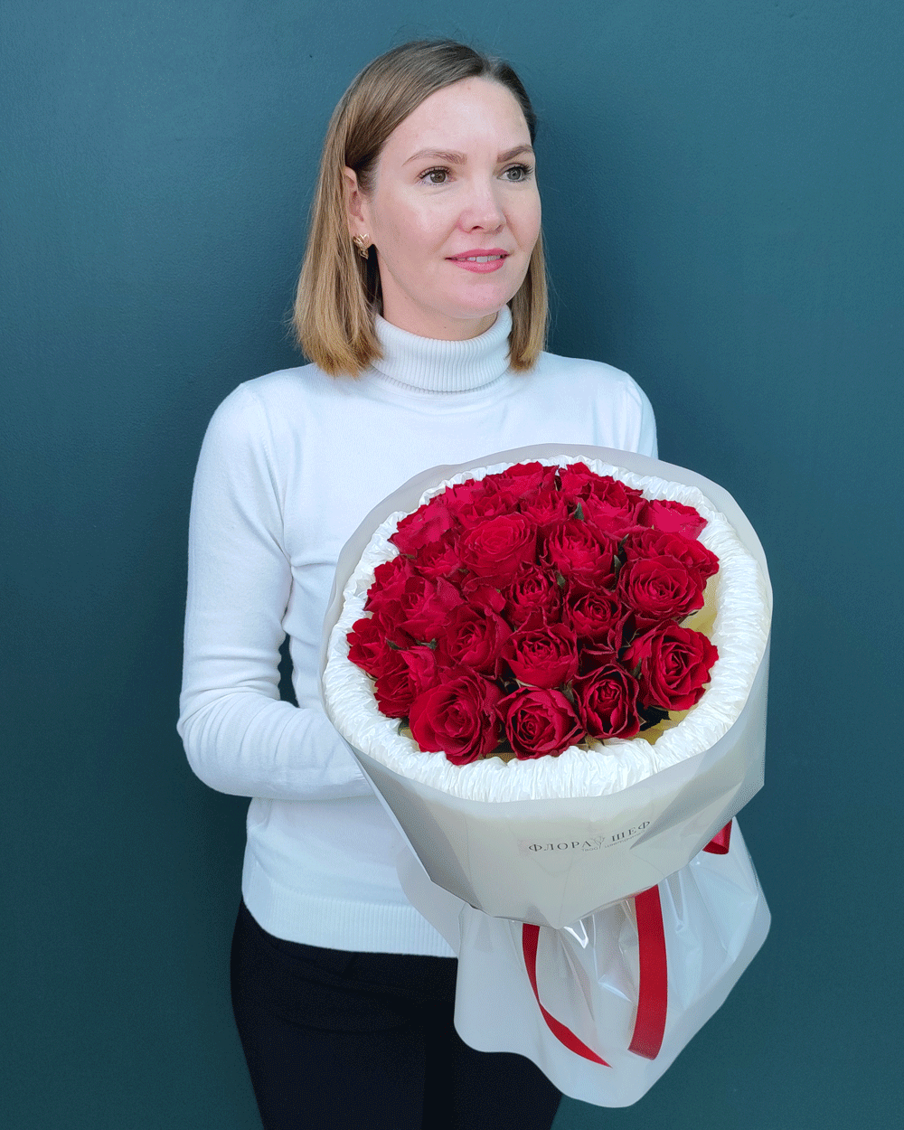 Букет 25 красных роз в стильной упаковке(00326)