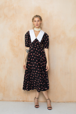 Платье с белым воротником