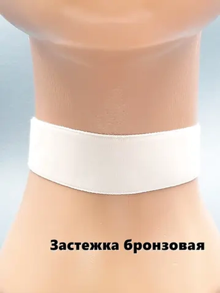Белый бархатный чокер 2см. Бронзовая застежка