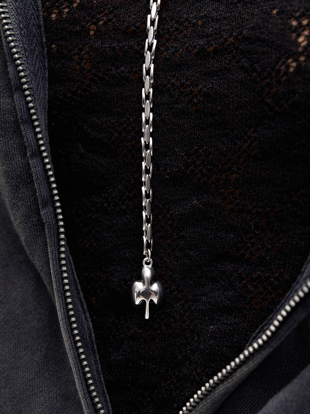 СОТУАР С ПОДВЕСКОЙ "FATE CLUB".