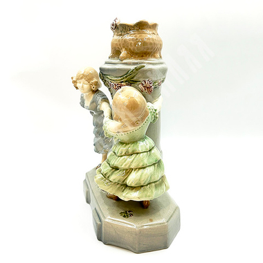 Ваза с танцующими девочками. Керамика, глазурь, ручная роспись. Вена?,  Австро-Венгрия. Нач. ХХ в.