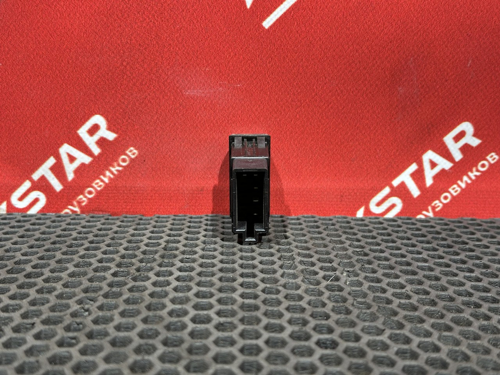 Кнопка люка