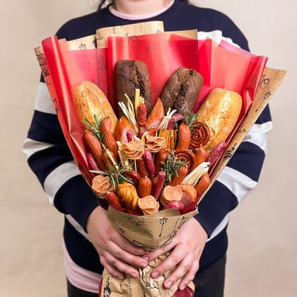 Мужской букет из копченых колбасок, мясных чипсов, пшеничного и ржаного багета, карпаччо и сыра чечил