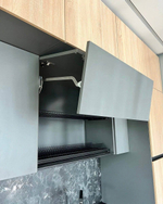 Современная кухня из ЛДСП Kronospan с фурнитурой Hettich