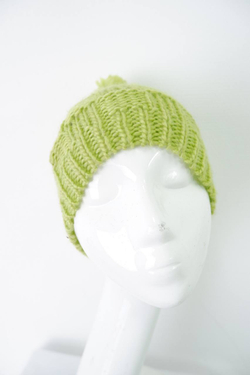 Шапка зеленая с помпоном на 9+ лет