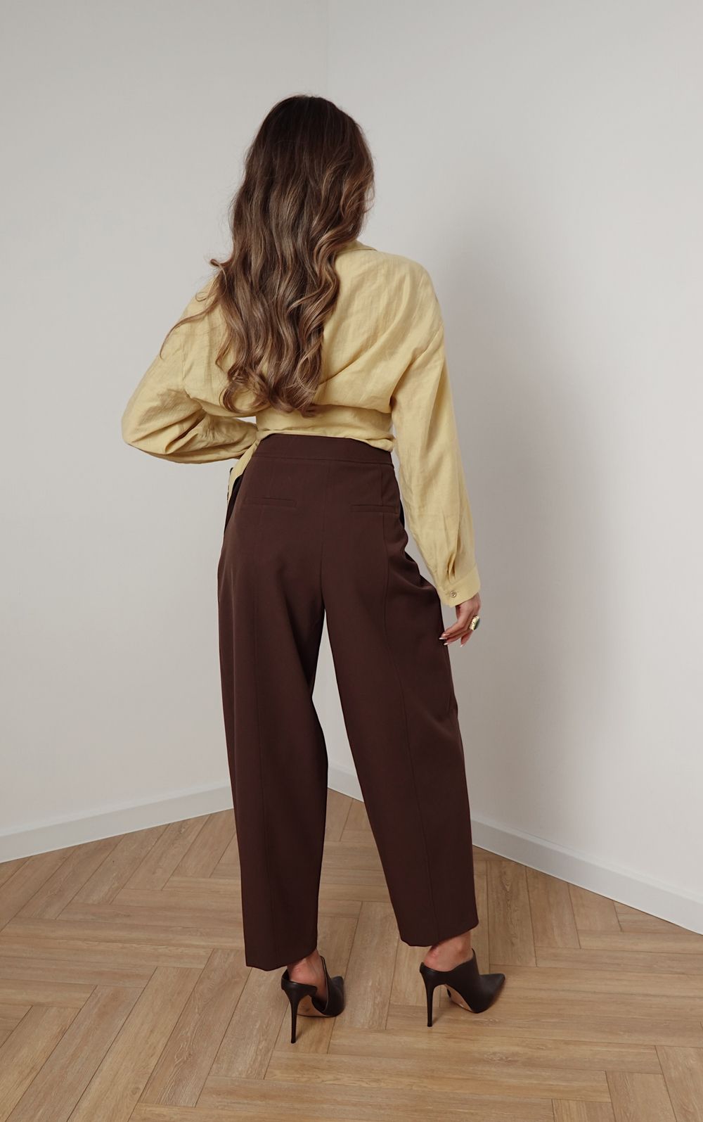 Брюки-баллоны с защипами на талии