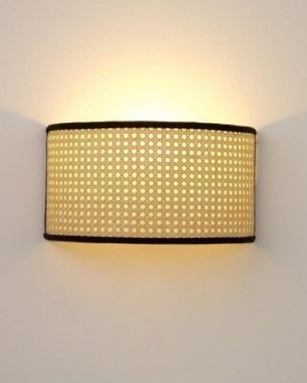 Плетёное настенное бра в натуральном стиле.