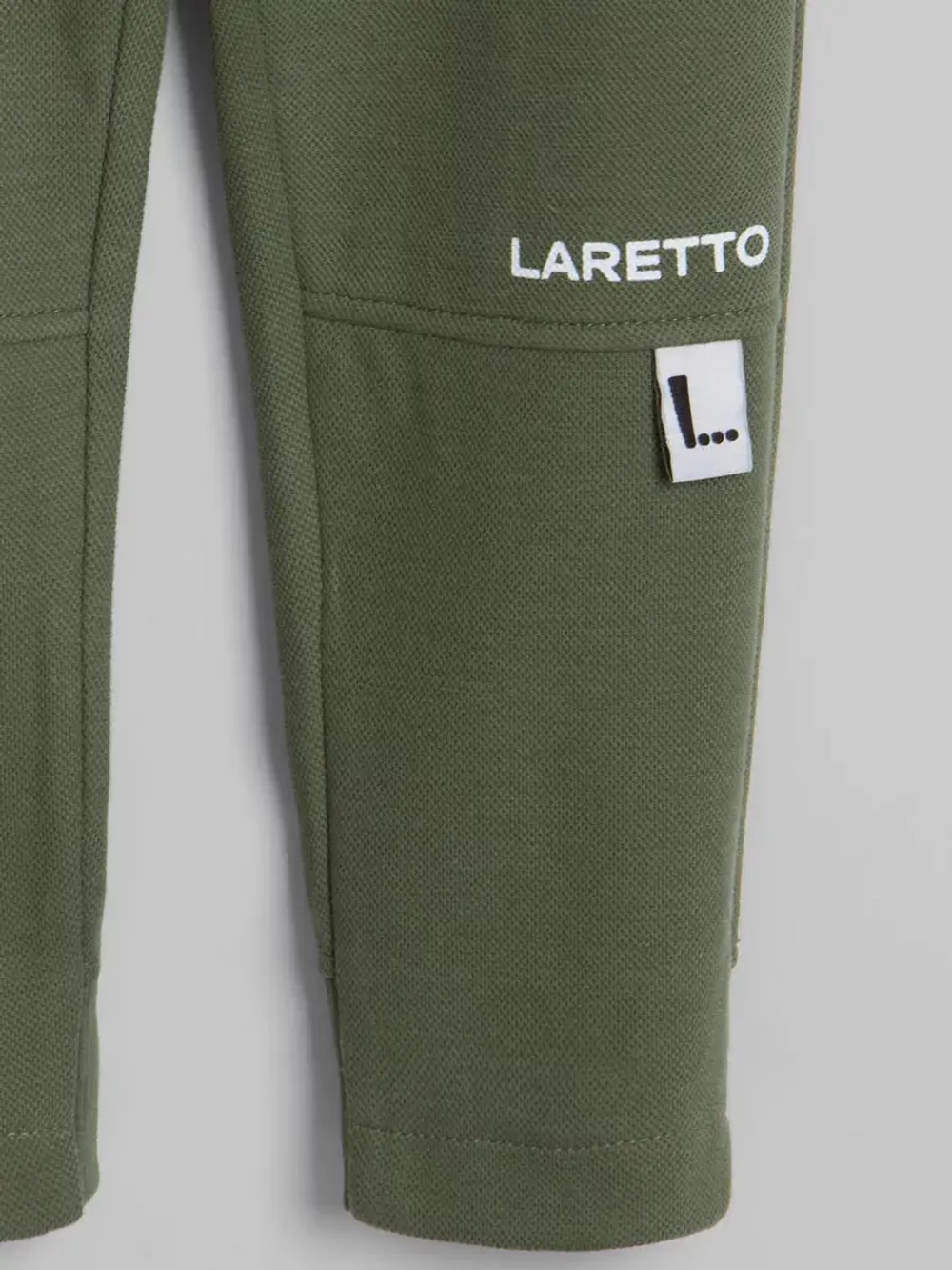 Зеленый спортивный костюм для мальчика в школу