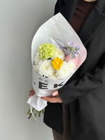 Кулек их хризантемы, диантуса, дельфиниума и ранункулюса