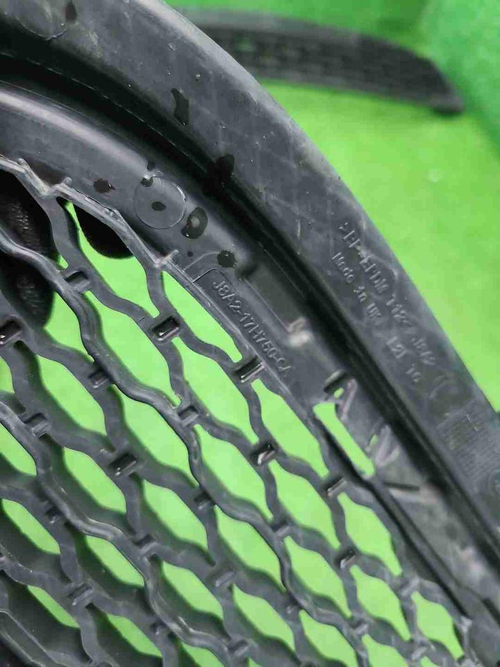 Решетка переднего бампера Range Rover Velar 17-23