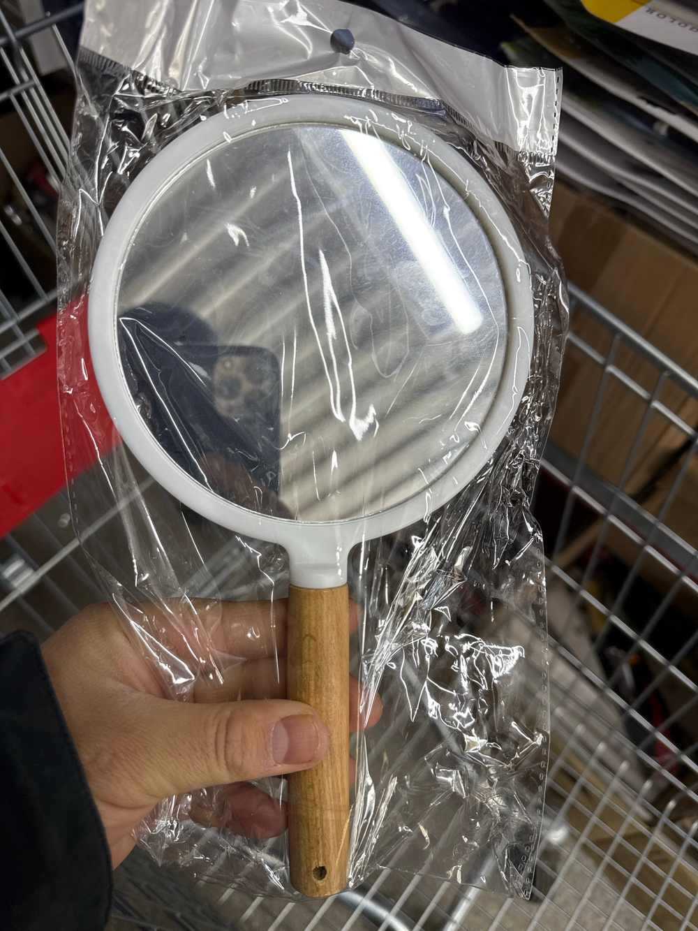 Зеркало пластиковое с деревянной ручкой