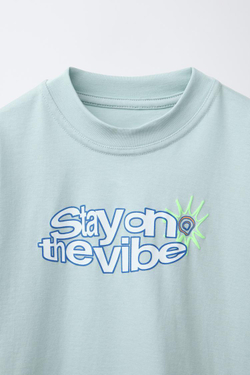 ZARA ФУТБОЛКА ИЗ ТКАНИ С ПРИНТОМ, ЦВЕТ МОРСКОЙ ВОЛНЫ