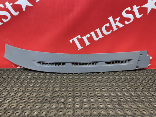 Накладка под лобовое стекло правая 2016г.