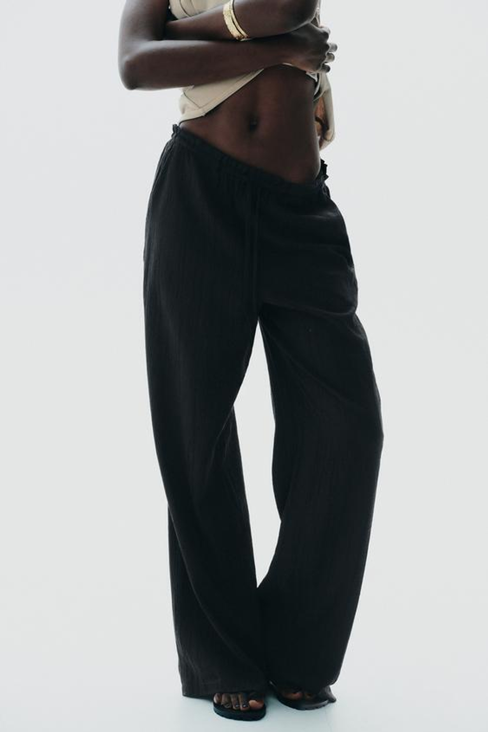 ZARA БРЮКИ ИЗ ТКАНИ С РЕЛЬЕФНЫМ УЗОРОМ, ЧЕРНЫЙ