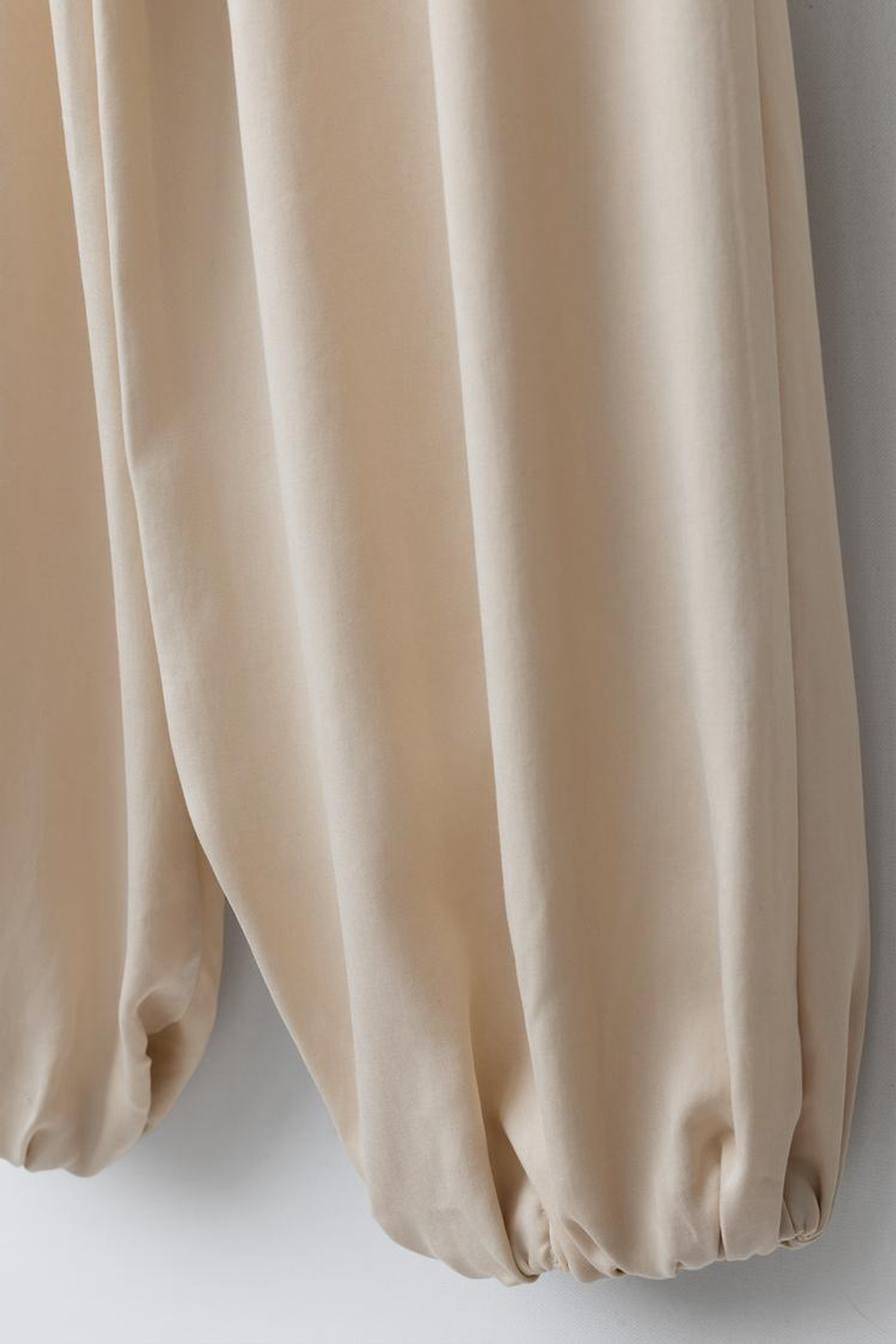 ZARA БРЮКИ БОМБАЧО С ЗАЩИПАМИ, СВЕТЛО-БЕЖЕЫЙ