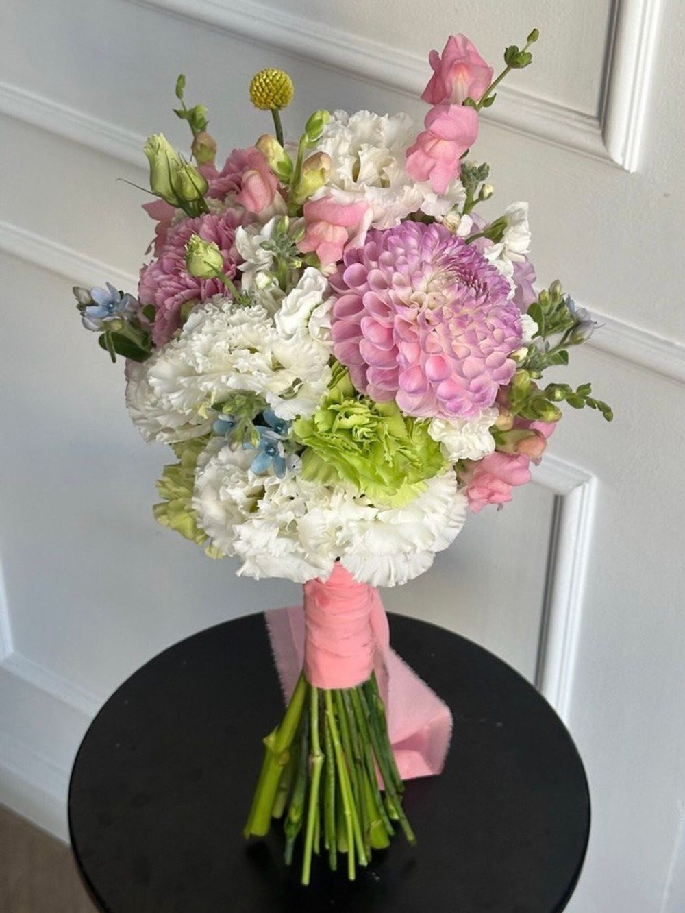 Свадебный букет из георгин, розовых диантусов, незабудок и других цветов