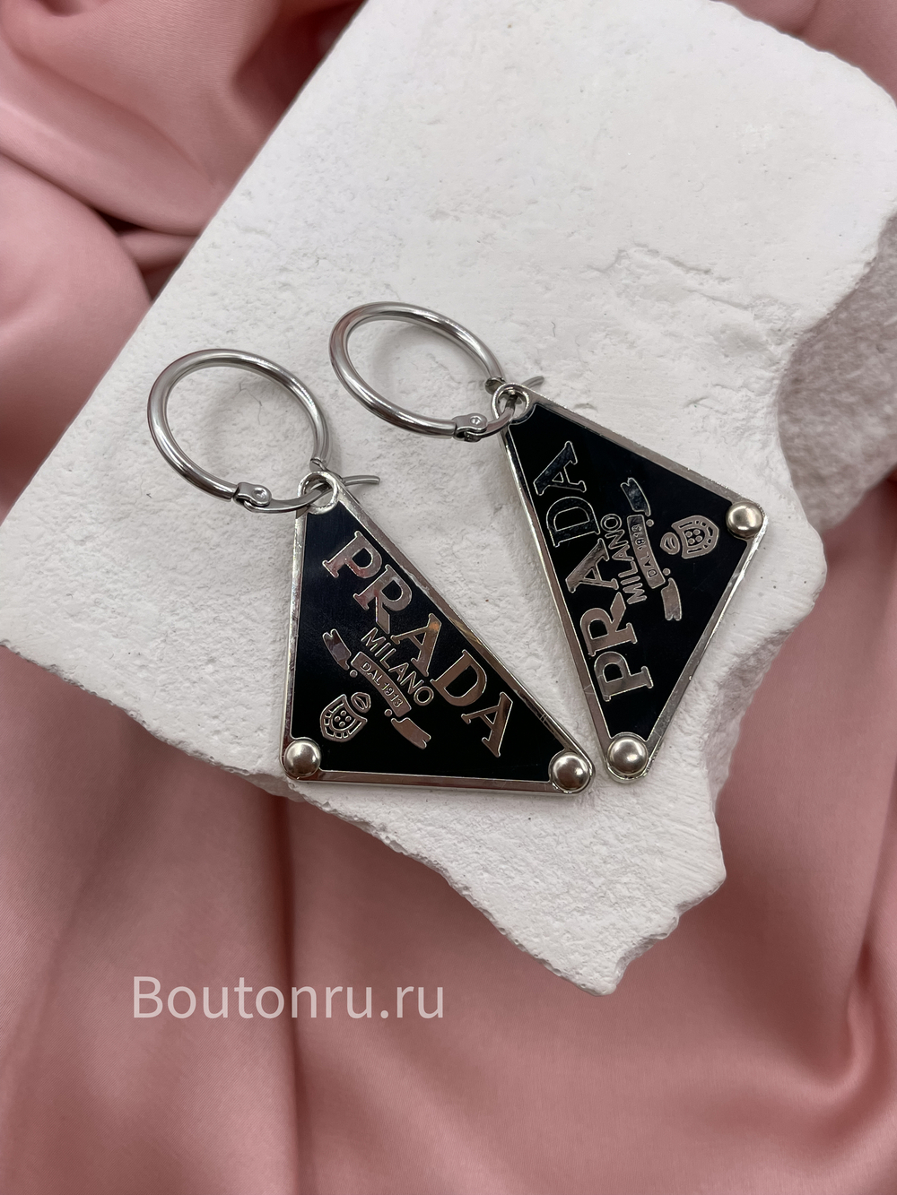 Серьги Прад. серебристые с черным лого