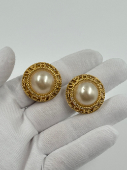 «Жемчужные» клипсы Chanel