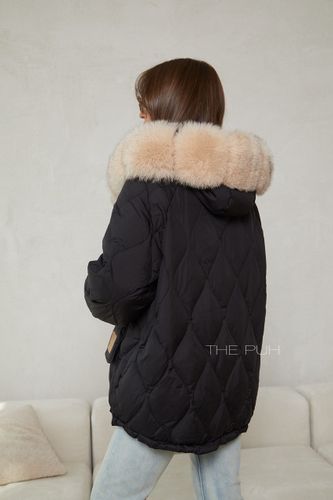 Черный стеганый пуховик со светлым мехом из песца