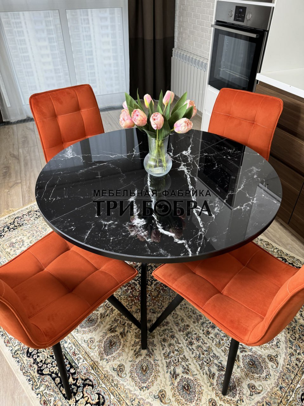 Круглый стеклянный раздвижной стол "Черный оникс" и стулья "ГУЧИ" оранжевый