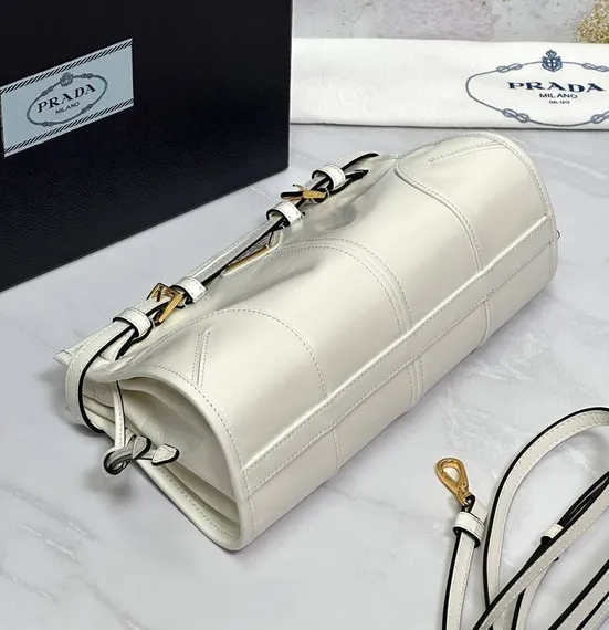 Кожаная средняя сумка Prada Bonnie белый